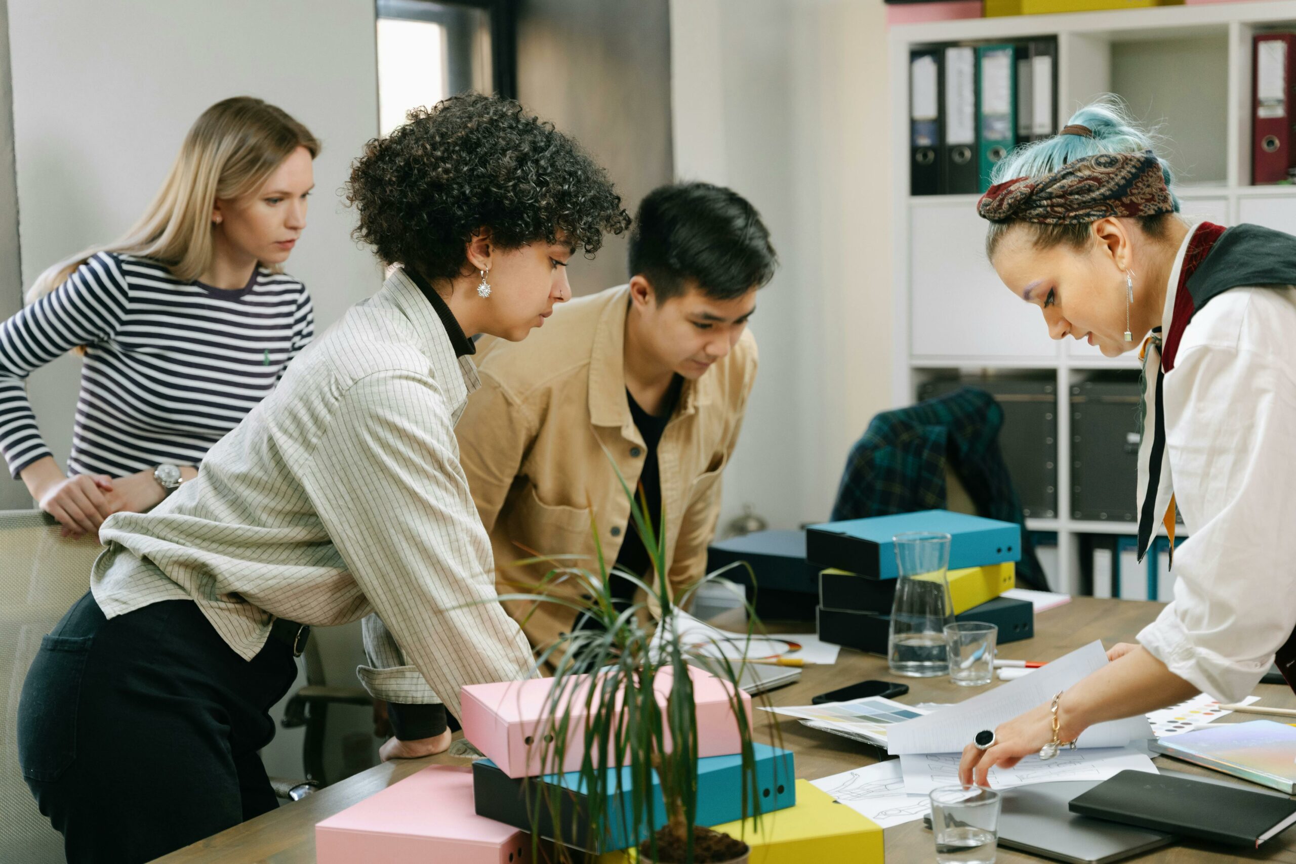 Secteur associatif et caritatif A diverse team of colleagues collaborating on a business project in a modern office setting.